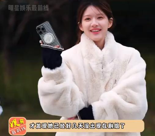 精神萎靡偏头靠椅背现本人账号已锁AG真人网友偶遇赵露思坐轮椅看病(图3)