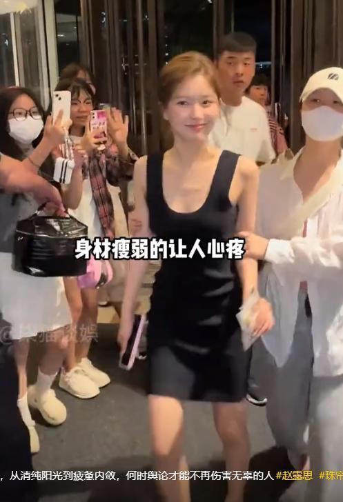 精神萎靡偏头靠椅背现本人账号已锁AG真人网友偶遇赵露思坐轮椅看病(图8)