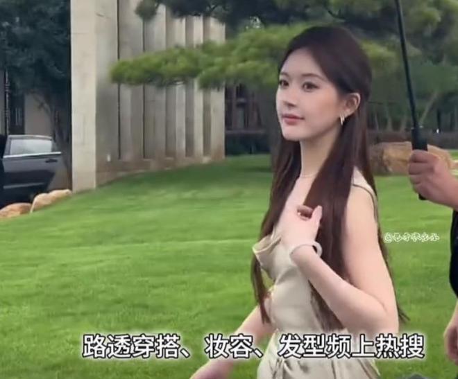 精神萎靡偏头靠椅背现本人账号已锁AG真人网友偶遇赵露思坐轮椅看病(图15)