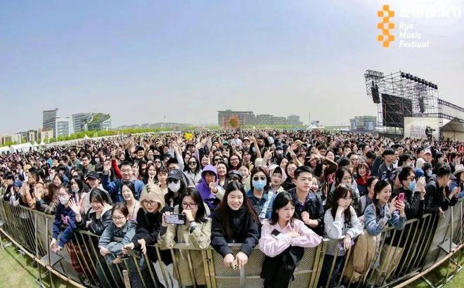 来黄陂打卡空港新城燃爆武汉AG真人平台昨晚3万名乐迷(图2)