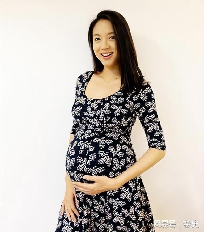 门怀孕6个月上春晚站C位真人生赢家AG真人网站艳压奚梦瑶拒嫁30亿豪(图1)