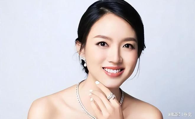门怀孕6个月上春晚站C位真人生赢家AG真人网站艳压奚梦瑶拒嫁30亿豪(图18)