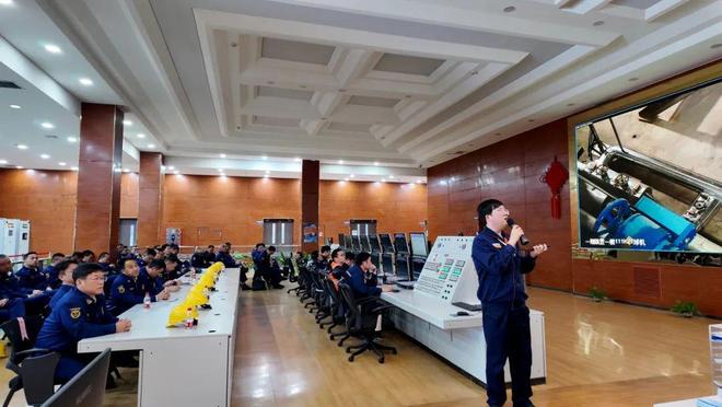 挥长团队及战训骨干石油化工火灾扑救业务研训AG真人地址上海市消防救援总队组织开展指(图4)